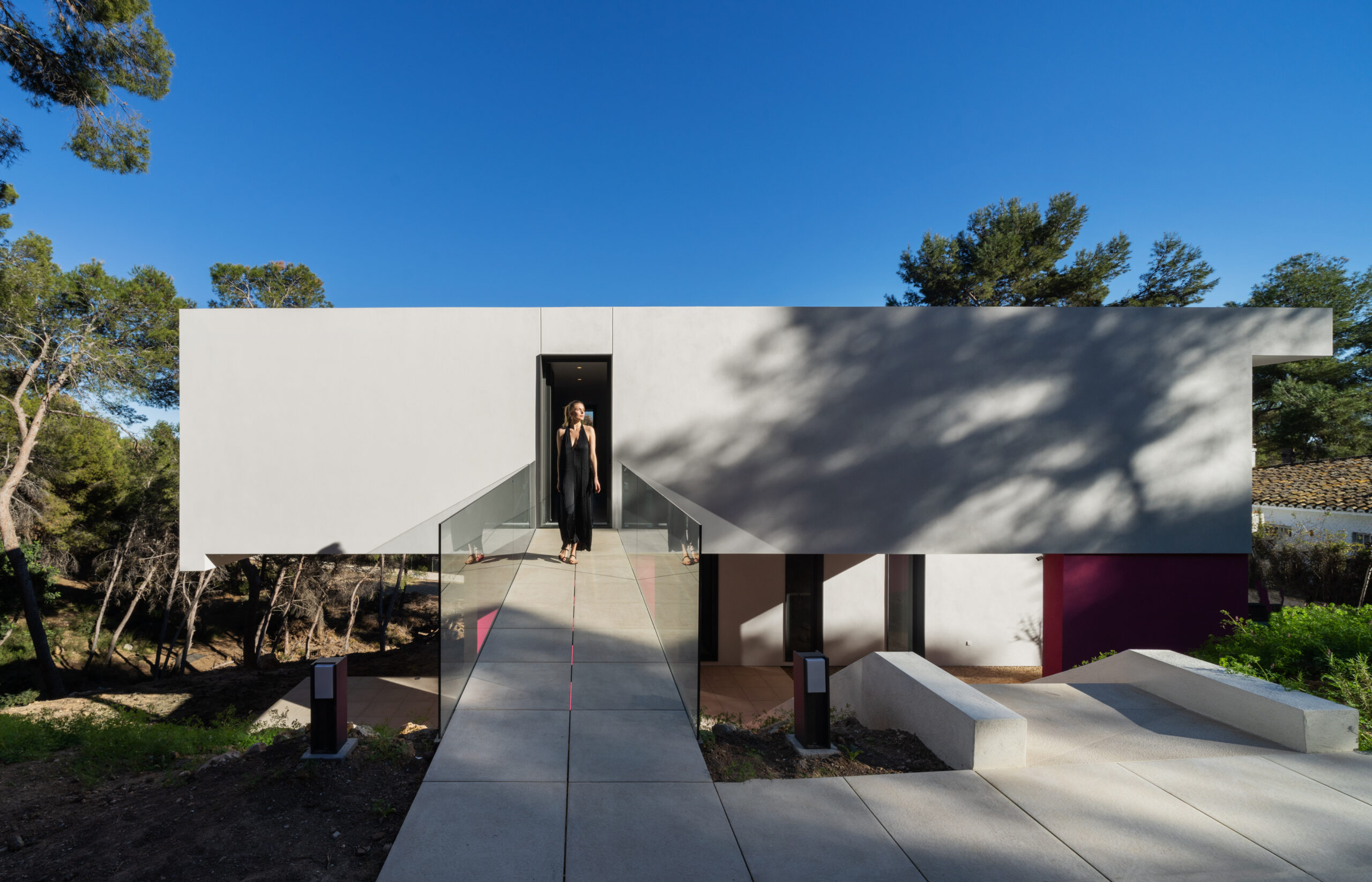 Erhöhte Zugangsfassade für ein Luxusmodulhaus von Villen inHAUS