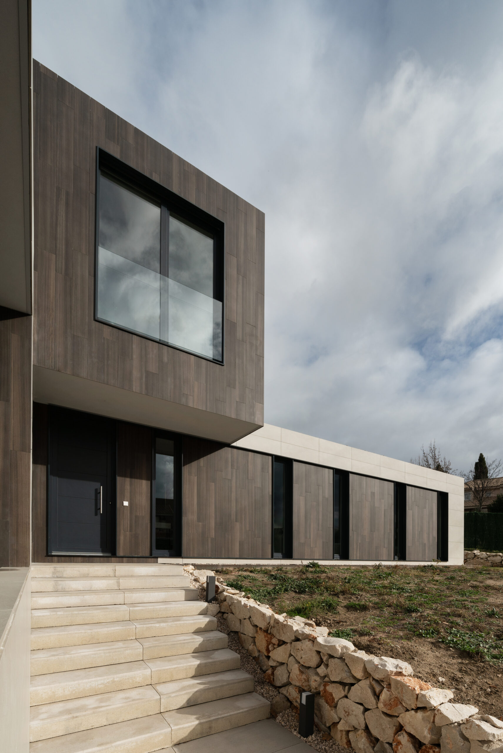 Architekturbüro in Berlin. Dunkle Fassadenmaterialien für modulare Luxuswohnungen von Villen inHAUS