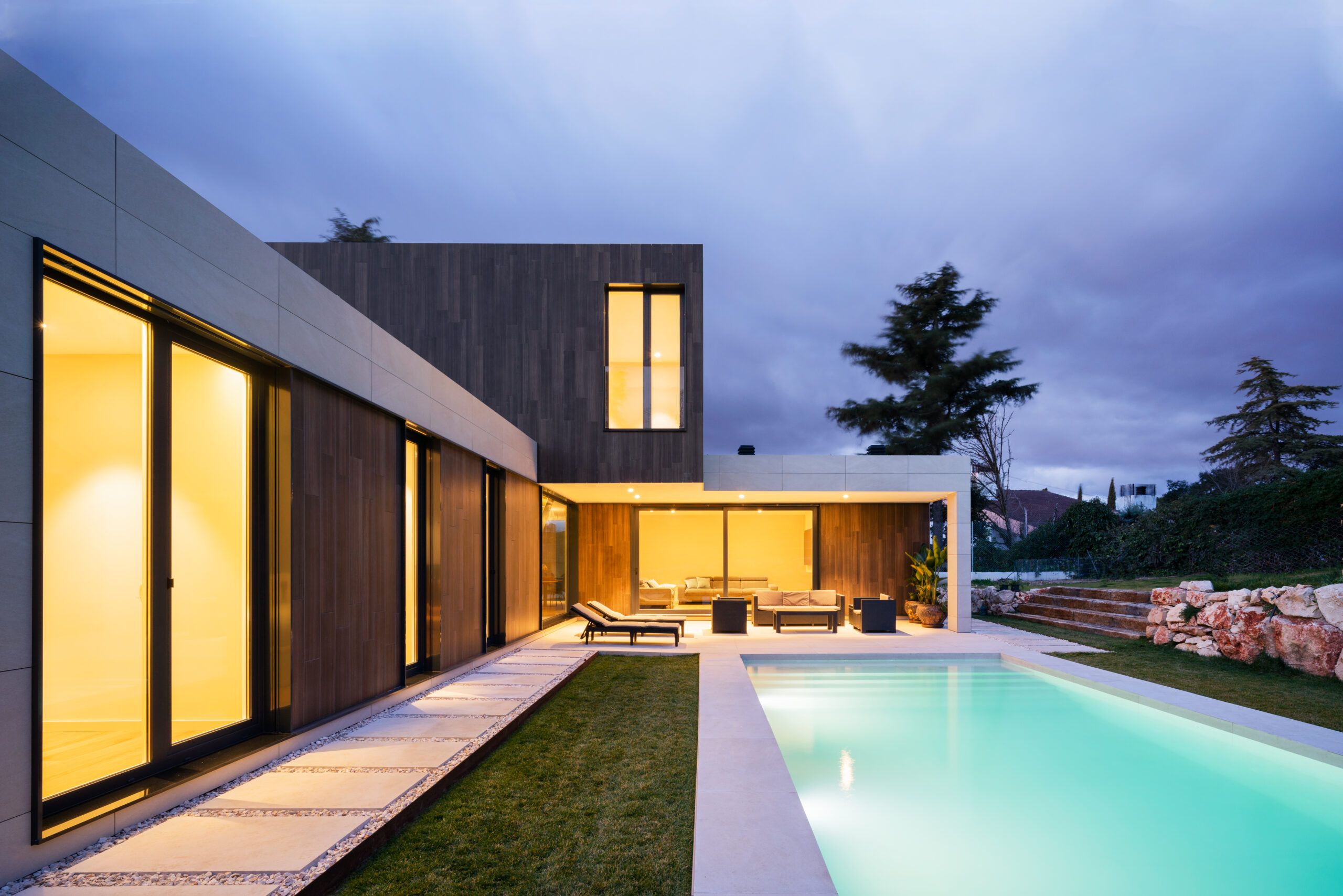 Architekturbüro in Hamburg. Moderne Häuser in Deutschland. Fassade eines Fertihäuser inHAUS