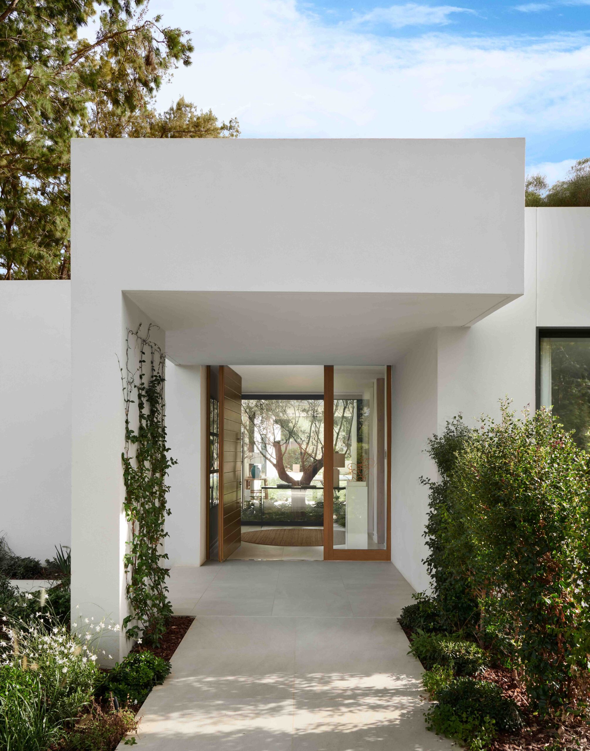 Weiße Zugangstür zur modularen Luxusvilla