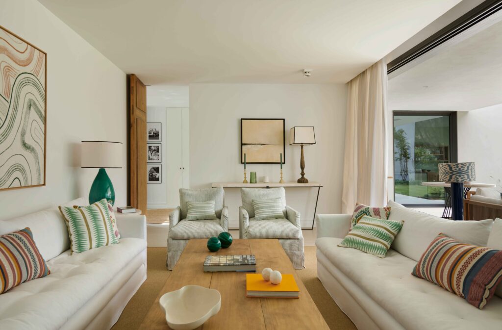 Luxuriose salon in einem luxuriösen modularen Haus