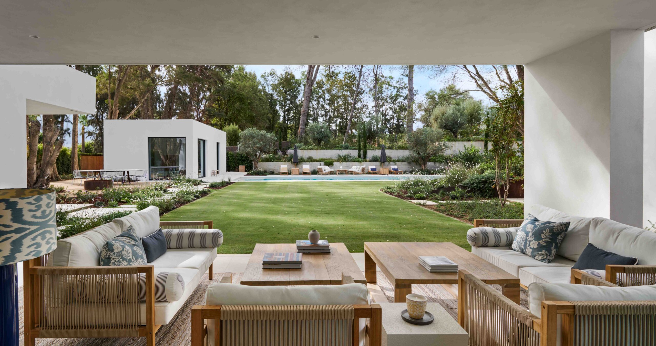 Außenansicht eines modularen Luxushauses mit grünem Garten