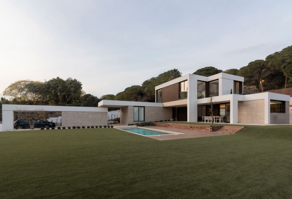 Fassade eines luxuriösen Modulhauses in Maresme, Spanien