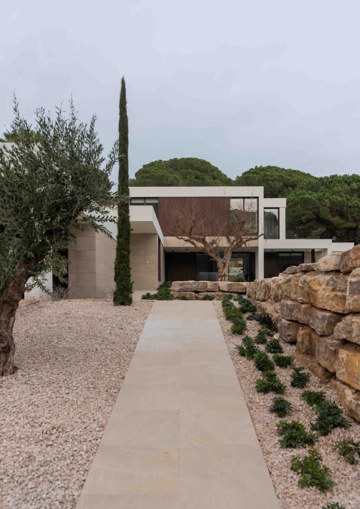 Fassade mit Überhängen und Schwimmbad Luxusmodulhaus in Maresme, Spanien