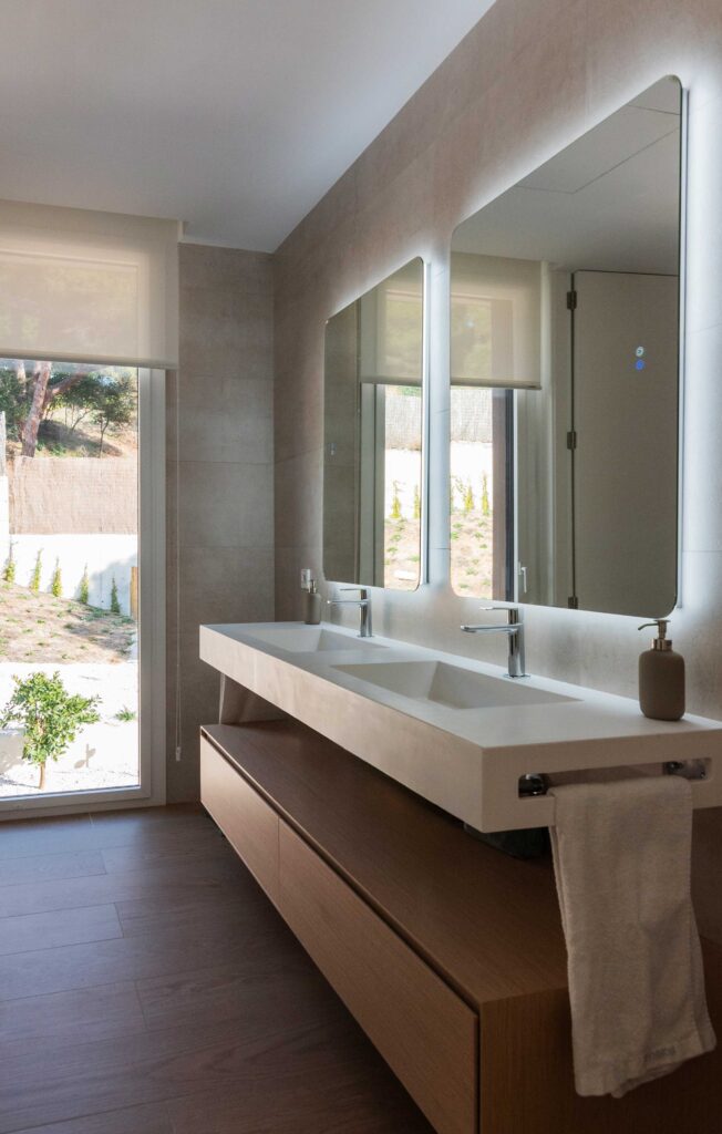 Luxuriöses Badezimmer in einem Modulhaus in Maresme, Spanien