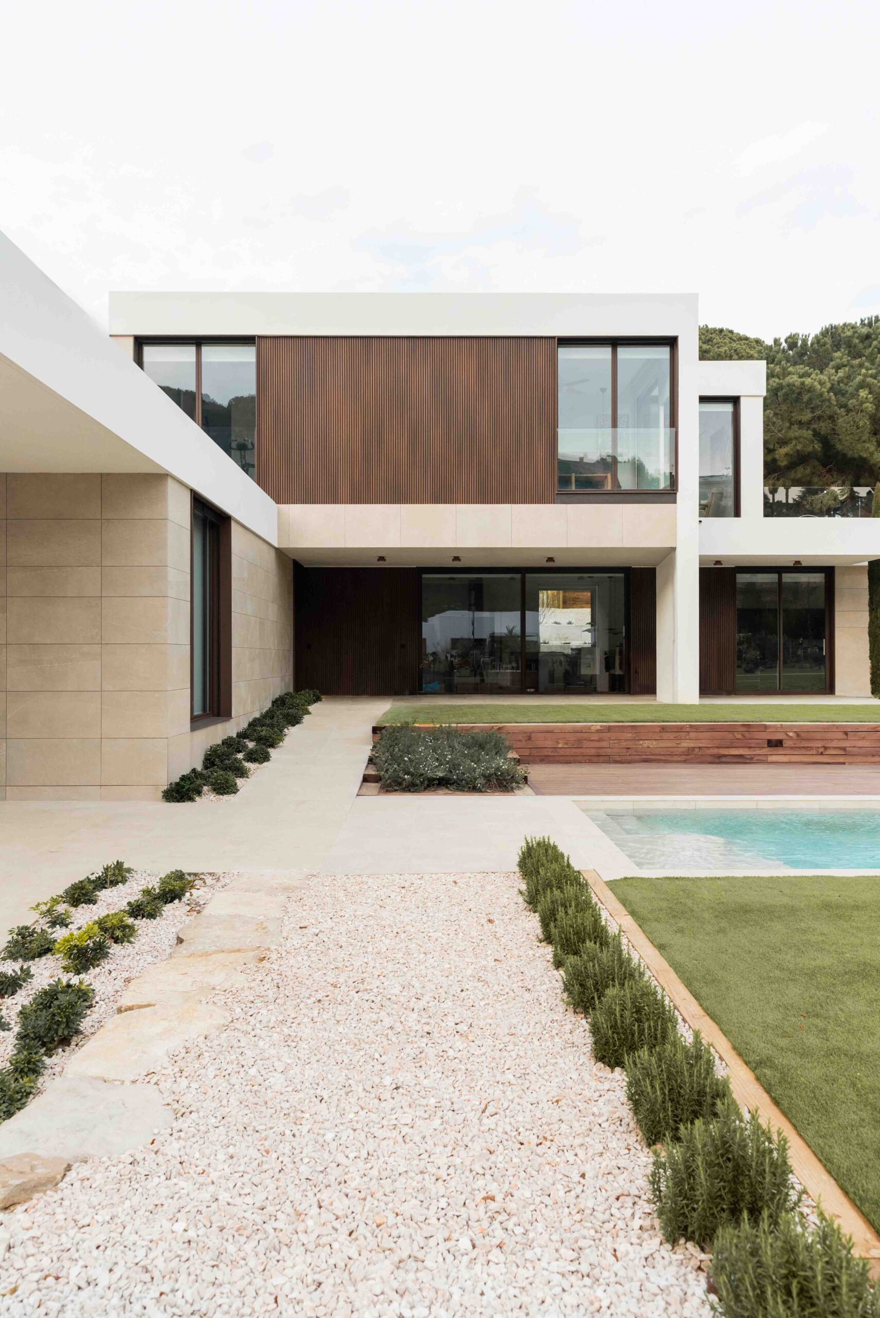 Eingang und Zufahrt zu einem Luxusmodulhaus in Spanien