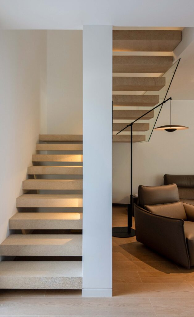 Luxuriöse Innentreppe im Modulhaus Maresme, Spanien