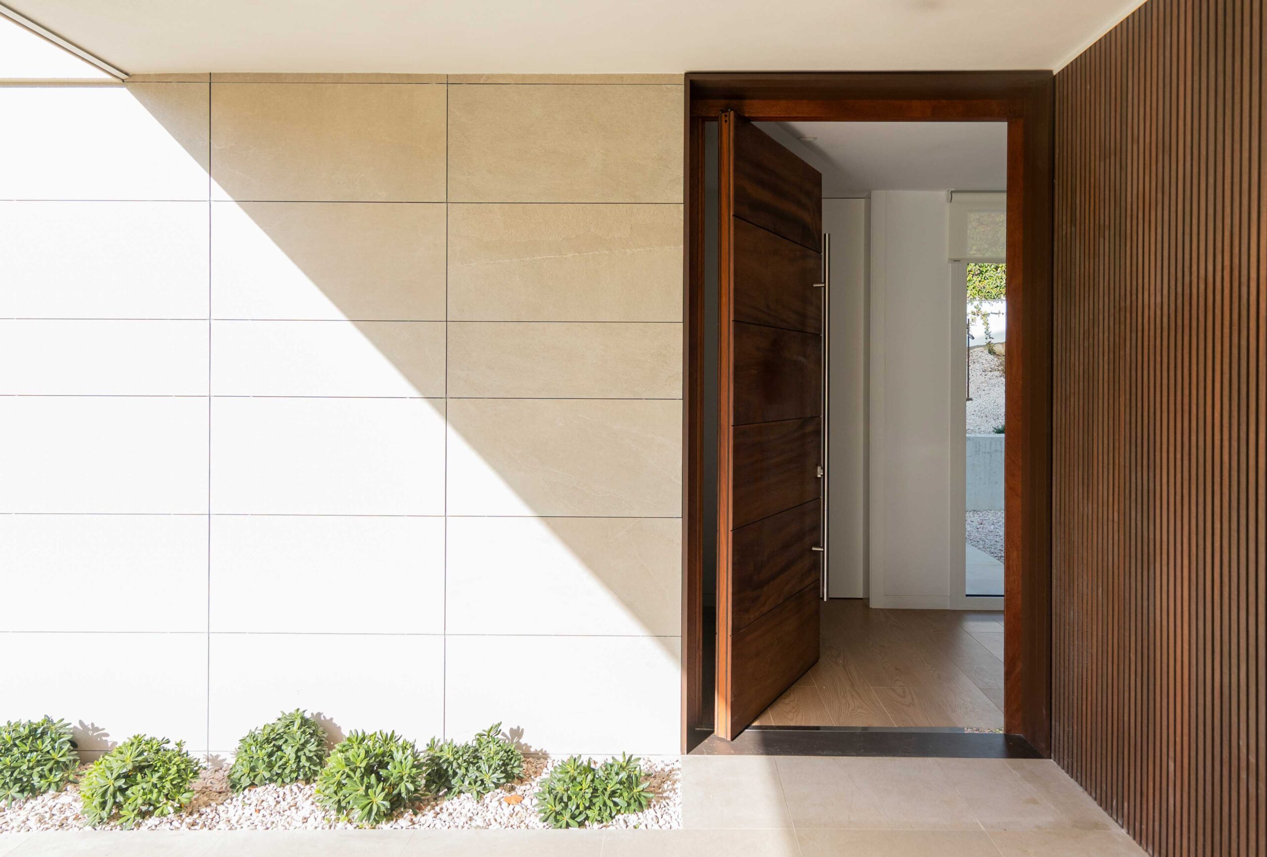 Luxuriöses Modulhaus aus Massivholz mit Drehtür in Spanien