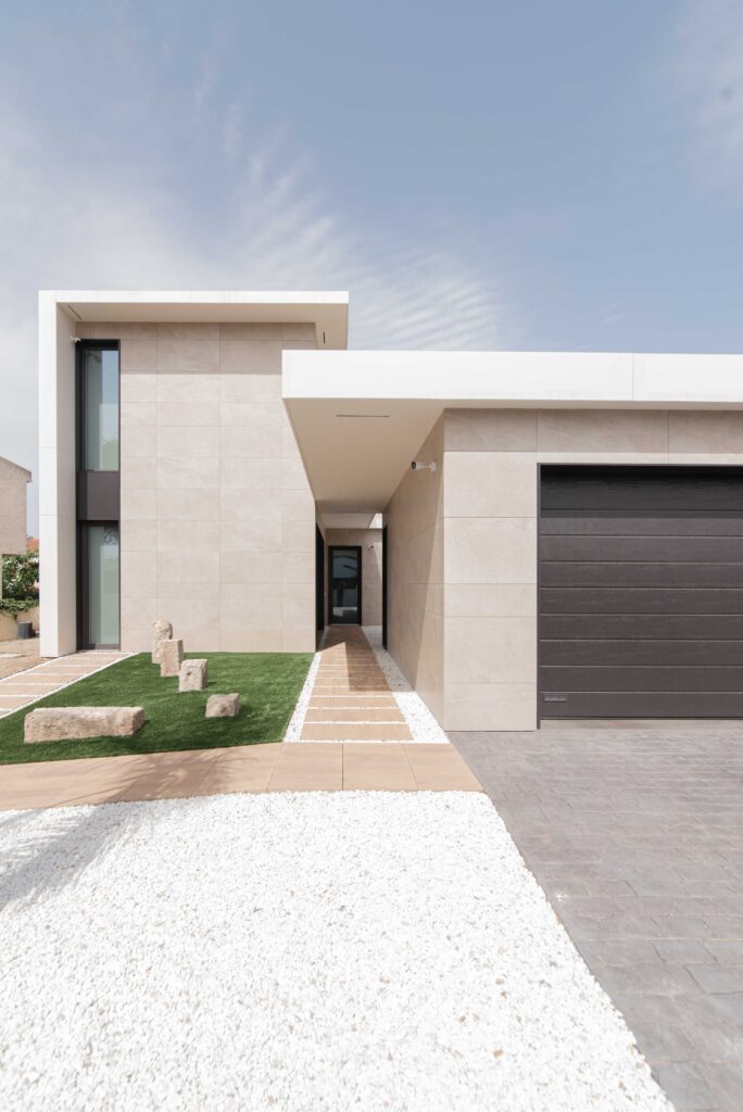 modernes-modulhaus-mit-schwimmbad-luxus-spanien