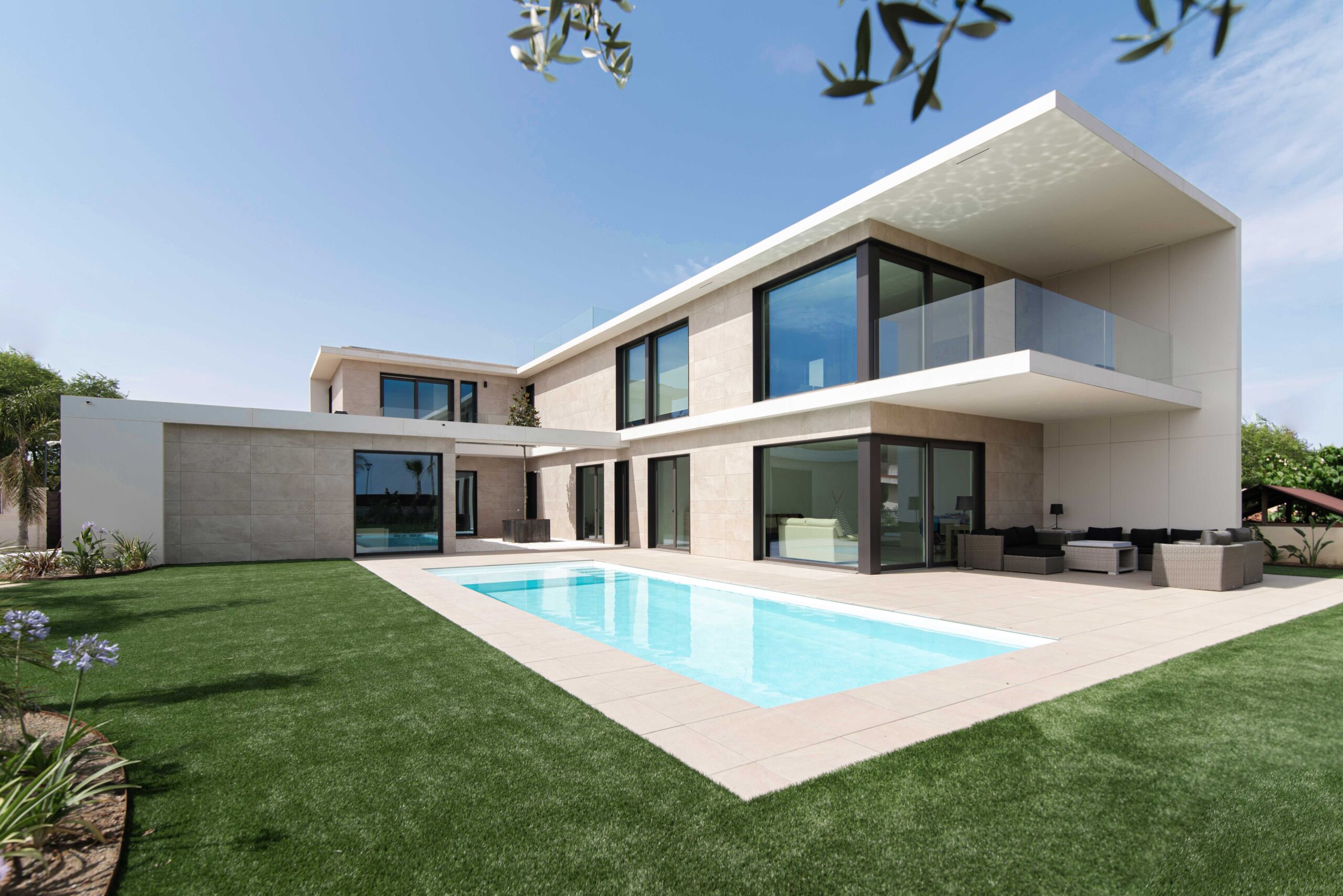 modulhaus-mit-schwimmbad-fassade-spanien