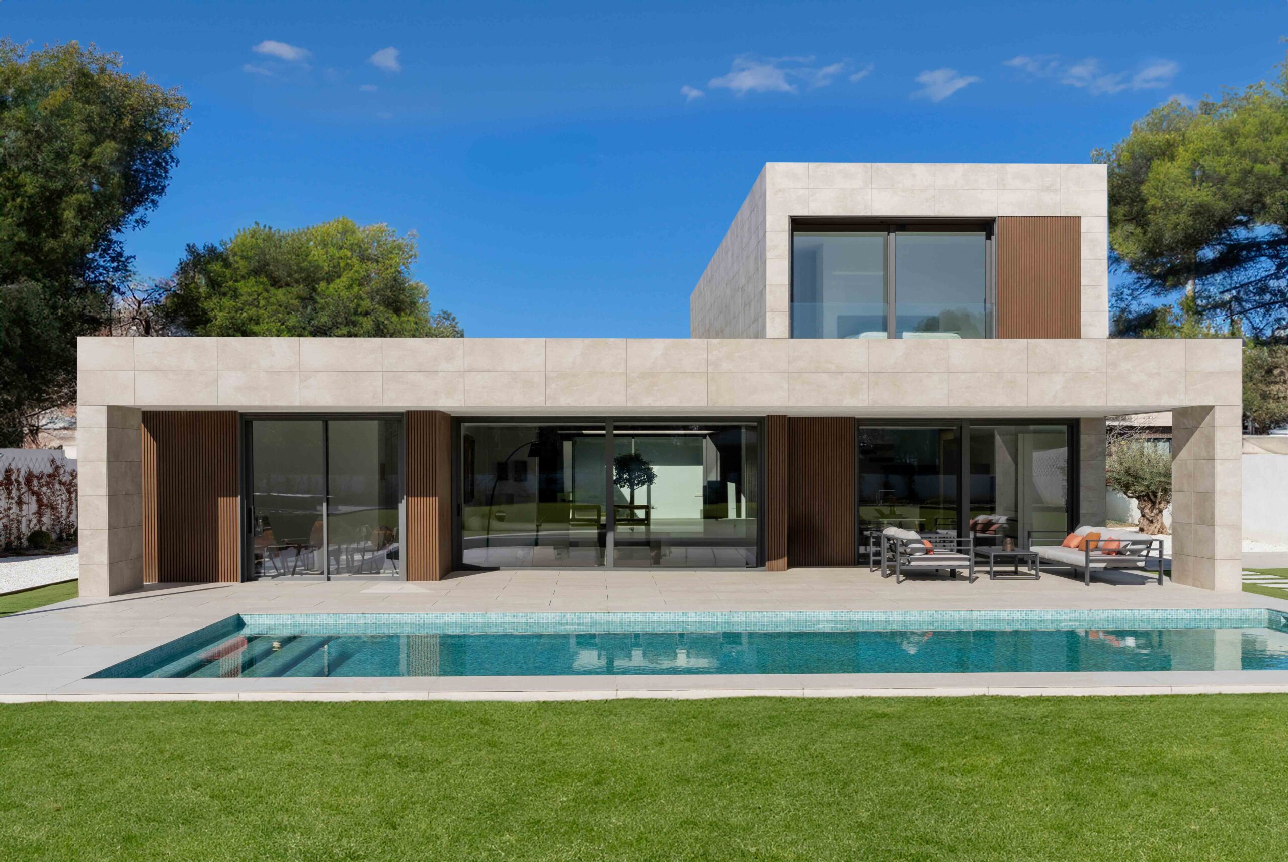 Fassade mit kühl getönter Keramikverkleidung am Fertighaus , Madrid