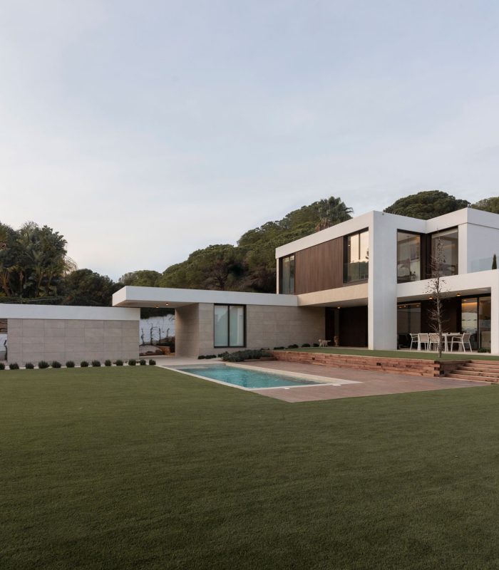 Fassade eines luxuriösen Modulhauses in Maresme, Spanien