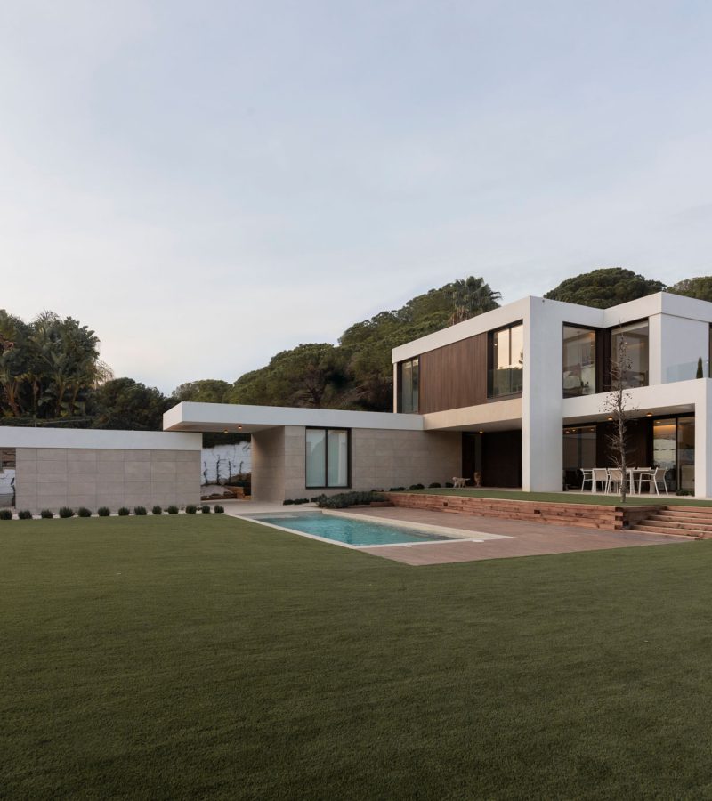 Ein Fertighaus mit auskragenden Dächern, die die Neigung des Grundstücks überwinden.