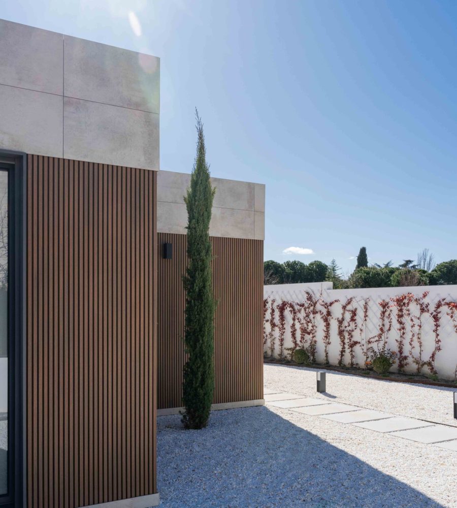 Außenansicht Fassade mit technologischer Holzverkleidung am Fertighaus