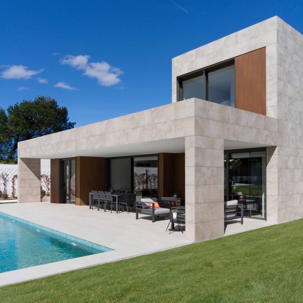 fertighaus-fassade-keramikverkleidung-vordach-madrid