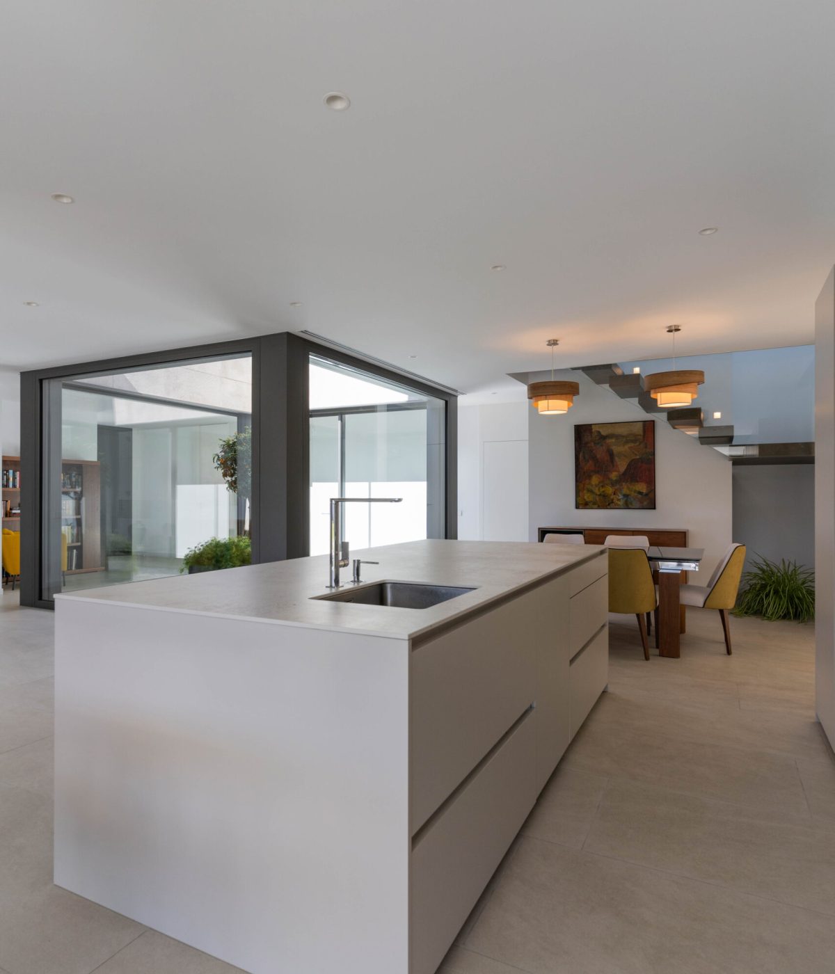 fertighaus-madrid-spanien-interior-garten