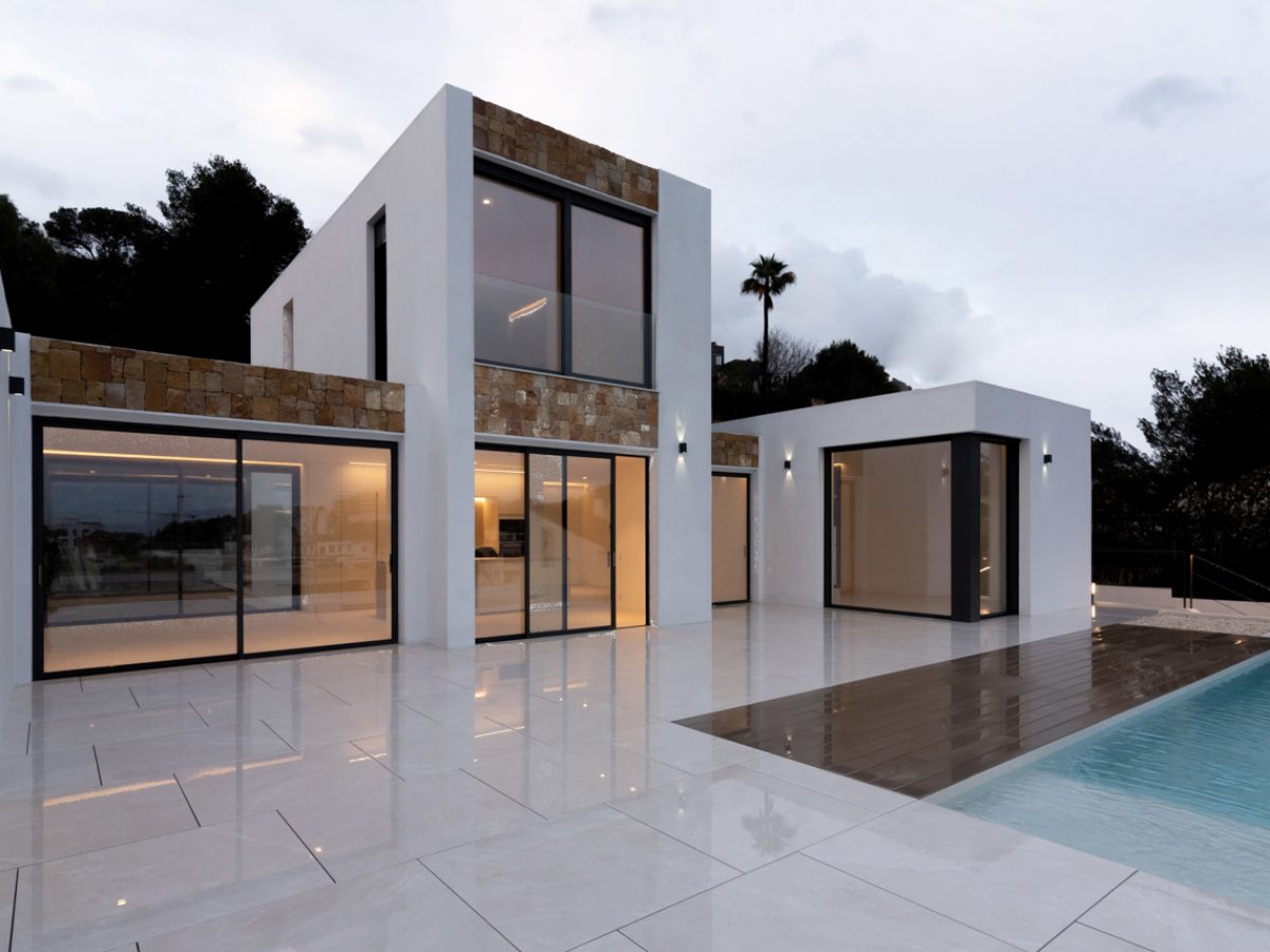 mediterranenan-villa-pool-white